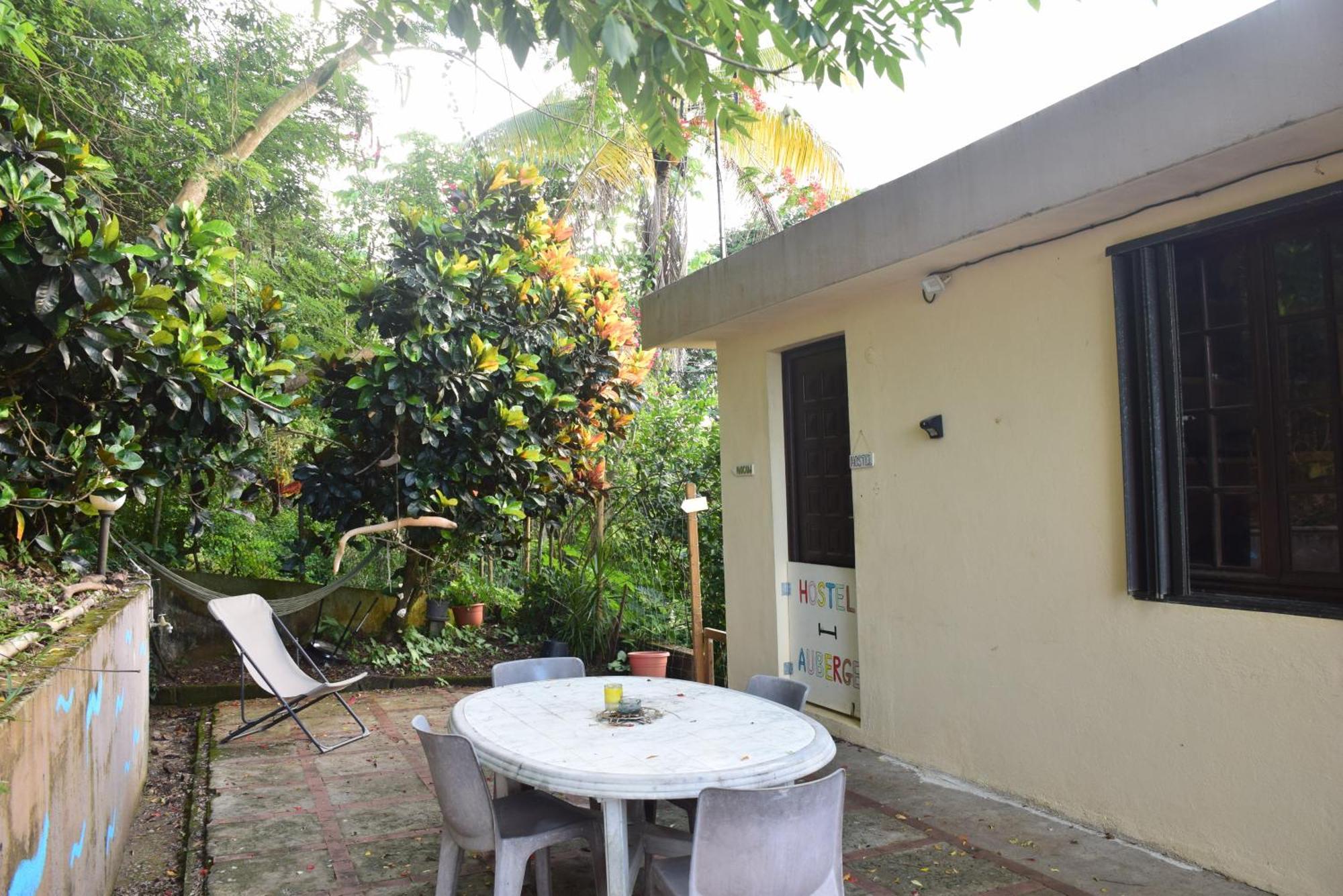 Top Hill Hostel- Martinique- Auberge Dortoir La Trinité Exteriör bild